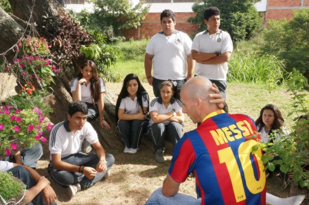 Aprendiendo en la granja sobre las experiencias de vida de personas con discapacidad por las minas anti-personas 